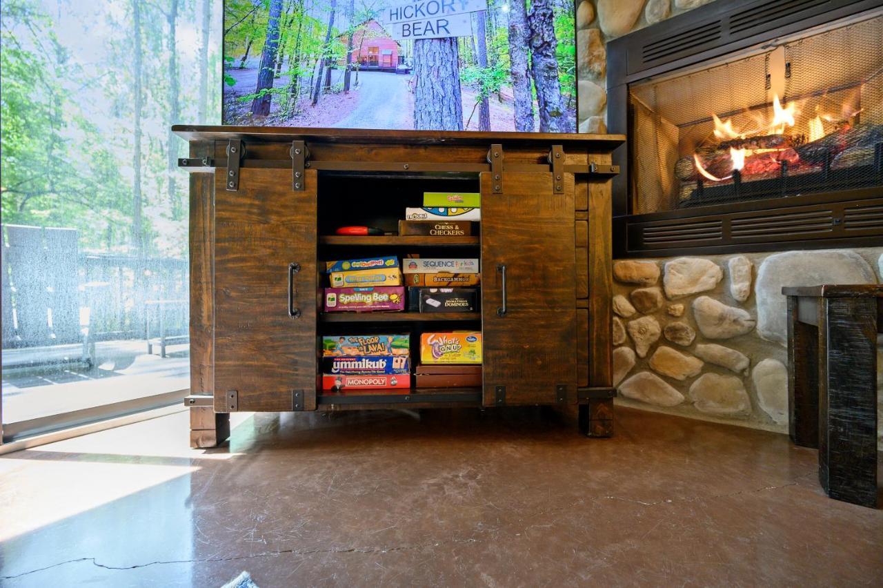 Hickory Bear - Cabin Surrounded By Pines, Sleeps 10, Hot Tub, Fire Pit, Arcade, Foosball Table & Deck Slide Брокен-Боу Экстерьер фото
