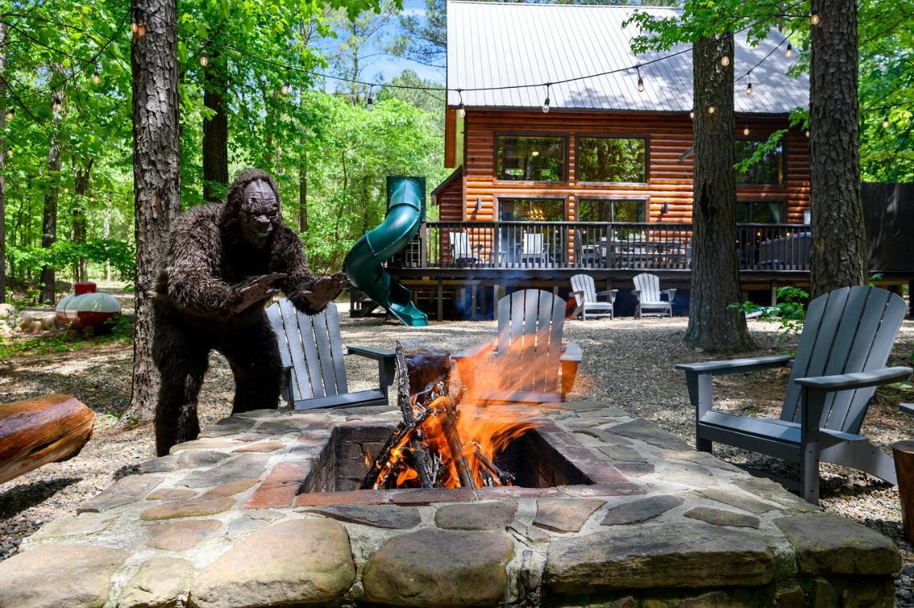 Hickory Bear - Cabin Surrounded By Pines, Sleeps 10, Hot Tub, Fire Pit, Arcade, Foosball Table & Deck Slide Брокен-Боу Экстерьер фото