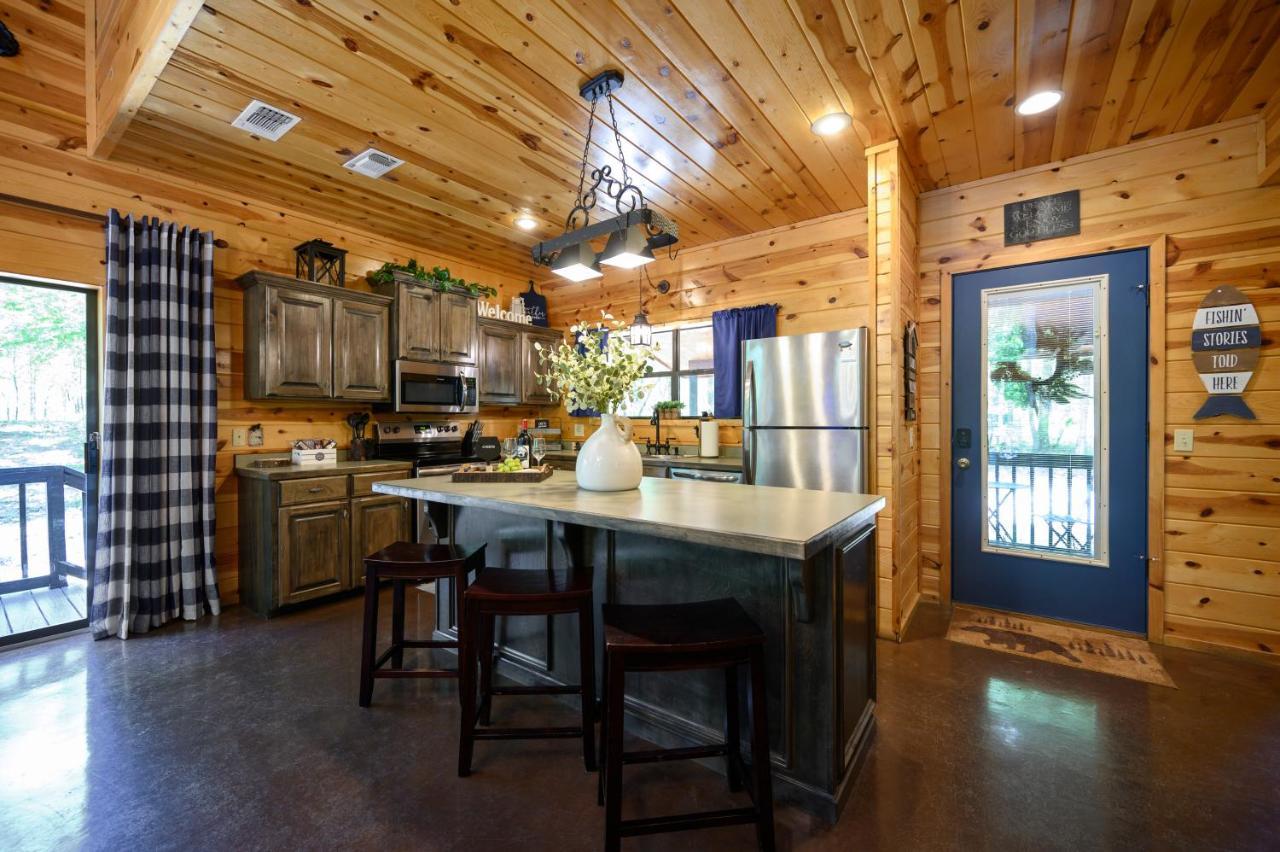 Hickory Bear - Cabin Surrounded By Pines, Sleeps 10, Hot Tub, Fire Pit, Arcade, Foosball Table & Deck Slide Брокен-Боу Экстерьер фото