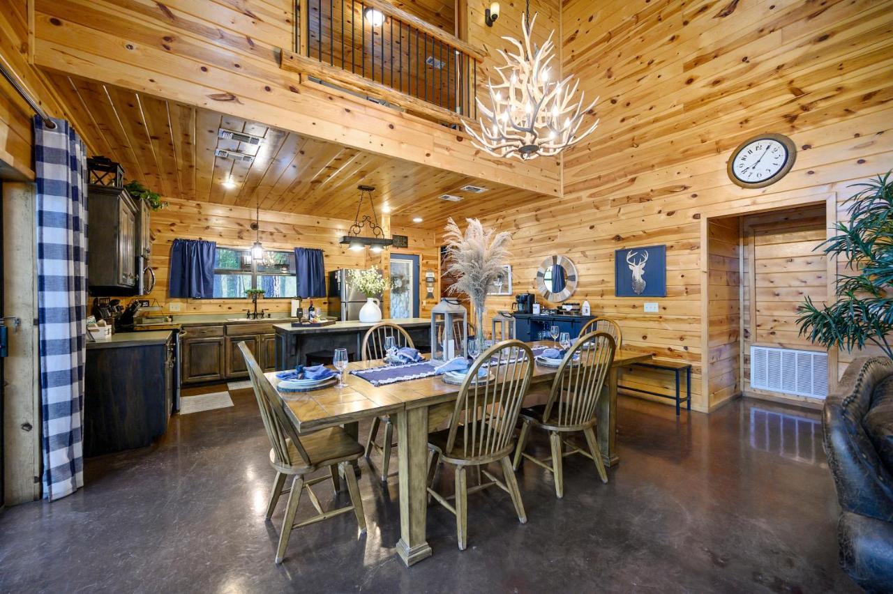 Hickory Bear - Cabin Surrounded By Pines, Sleeps 10, Hot Tub, Fire Pit, Arcade, Foosball Table & Deck Slide Брокен-Боу Экстерьер фото