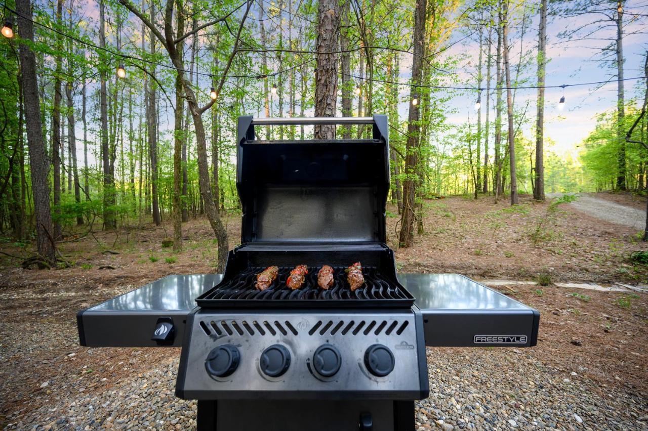 Hickory Bear - Cabin Surrounded By Pines, Sleeps 10, Hot Tub, Fire Pit, Arcade, Foosball Table & Deck Slide Брокен-Боу Экстерьер фото